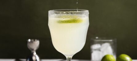 hand-squeezing-lime-daiquiri-cocktail