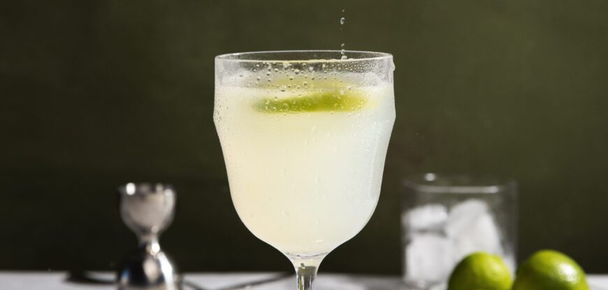 hand-squeezing-lime-daiquiri-cocktail